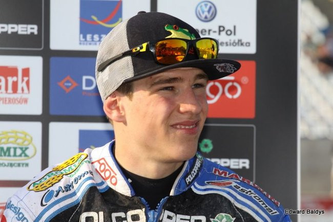 Pewne zwycięstwo Byków (dużo zdjęć kibiców)