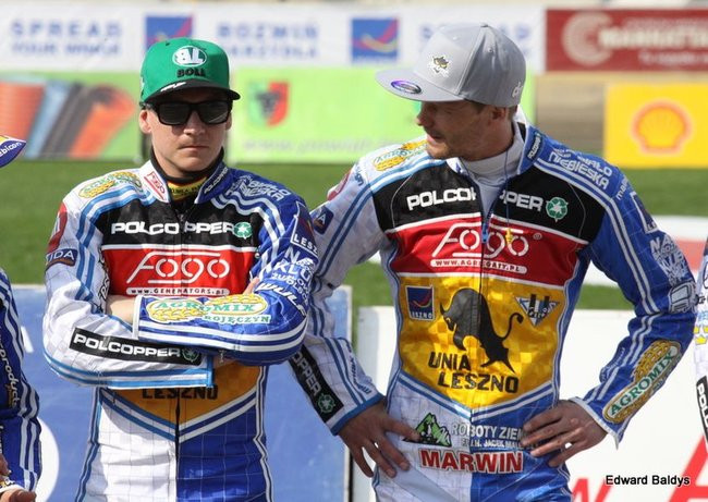 Pewne zwycięstwo Byków (dużo zdjęć kibiców)