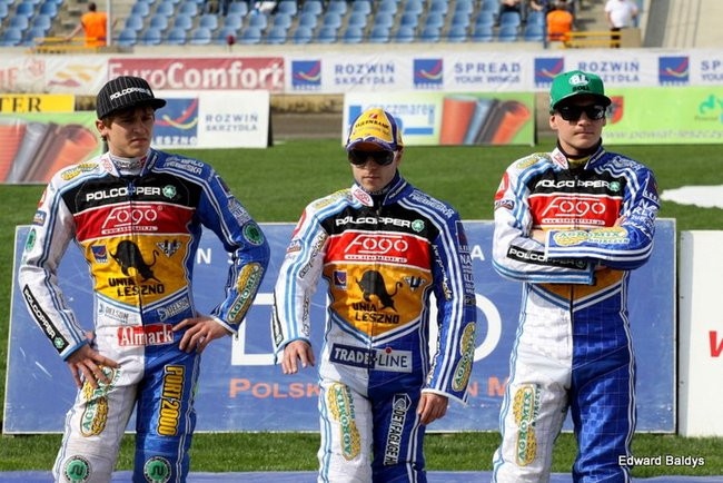 Pewne zwycięstwo Byków (dużo zdjęć kibiców)