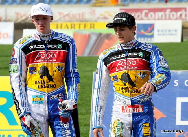 Pewne zwycięstwo Byków (dużo zdjęć kibiców)