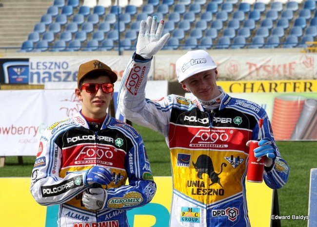 Pewne zwycięstwo Byków (dużo zdjęć kibiców)