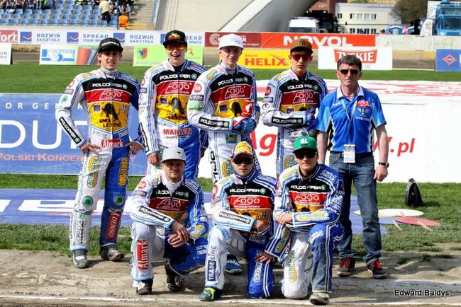 Pewne zwycięstwo Byków (dużo zdjęć kibiców)