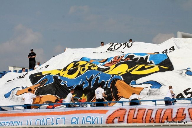 Pewne zwycięstwo Byków (dużo zdjęć kibiców)