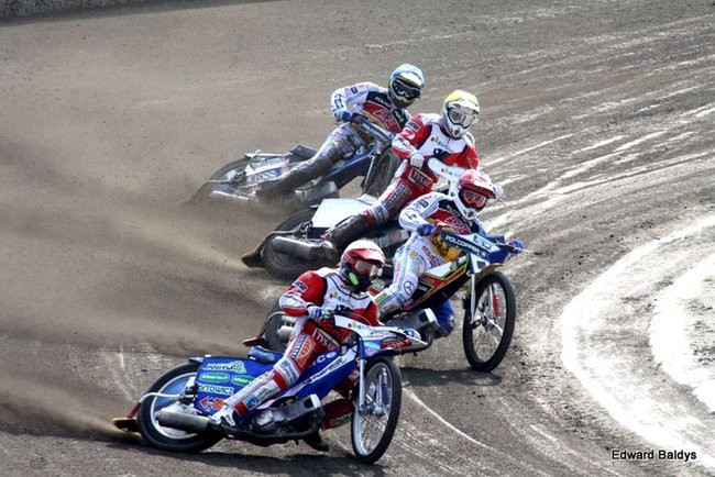 Pewne zwycięstwo Byków (dużo zdjęć kibiców)