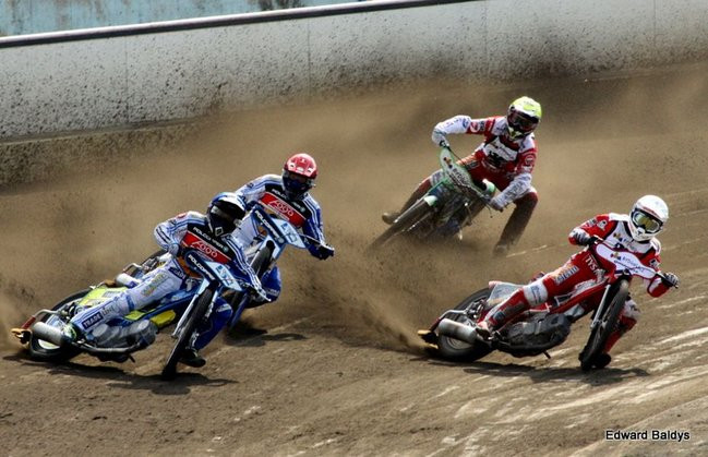 Pewne zwycięstwo Byków (dużo zdjęć kibiców)