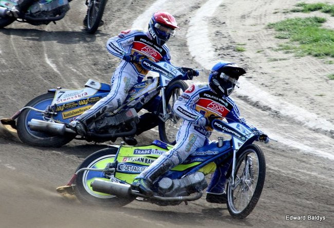 Pewne zwycięstwo Byków (dużo zdjęć kibiców)