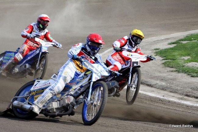 Pewne zwycięstwo Byków (dużo zdjęć kibiców)