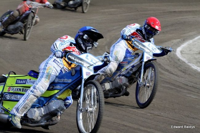 Pewne zwycięstwo Byków (dużo zdjęć kibiców)