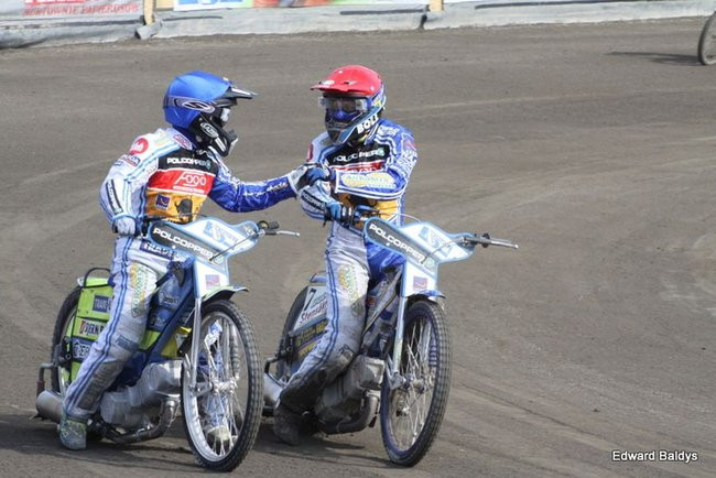 Pewne zwycięstwo Byków (dużo zdjęć kibiców)