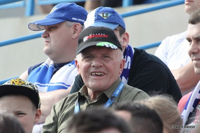 Pewne zwycięstwo Byków (dużo zdjęć kibiców)