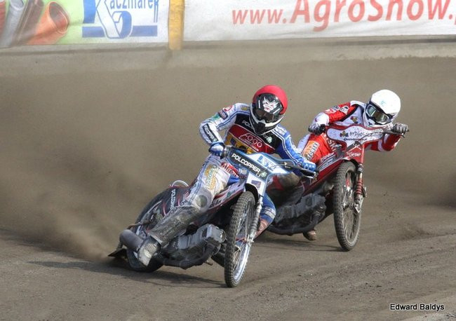 Pewne zwycięstwo Byków (dużo zdjęć kibiców)