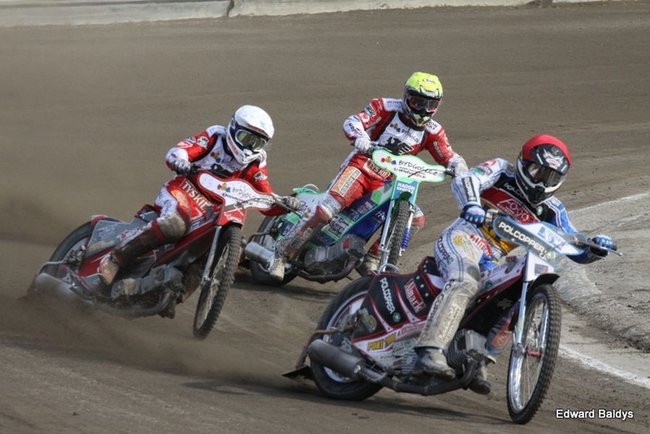 Pewne zwycięstwo Byków (dużo zdjęć kibiców)