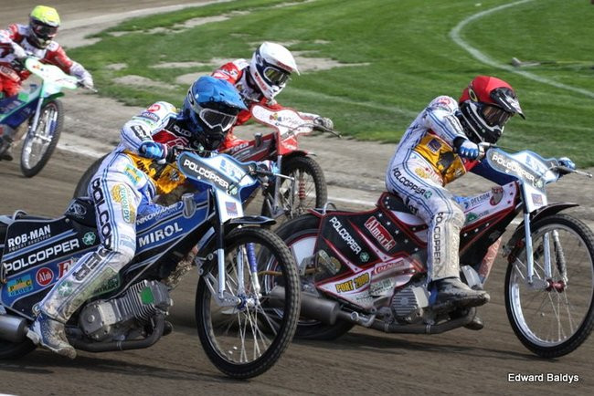 Pewne zwycięstwo Byków (dużo zdjęć kibiców)