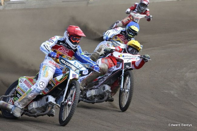 Pewne zwycięstwo Byków (dużo zdjęć kibiców)