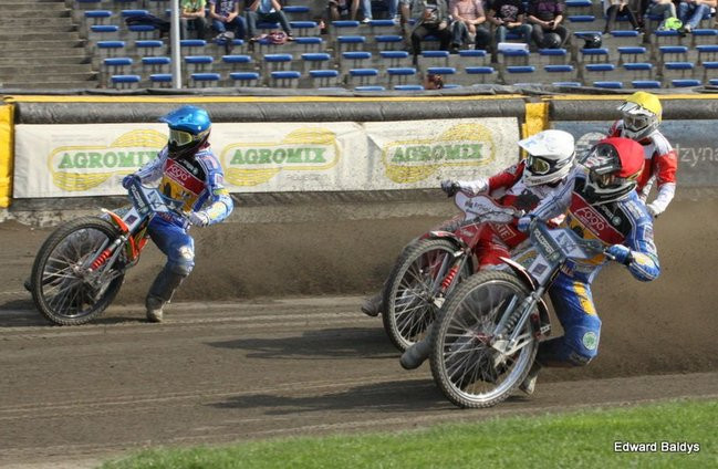 Pewne zwycięstwo Byków (dużo zdjęć kibiców)