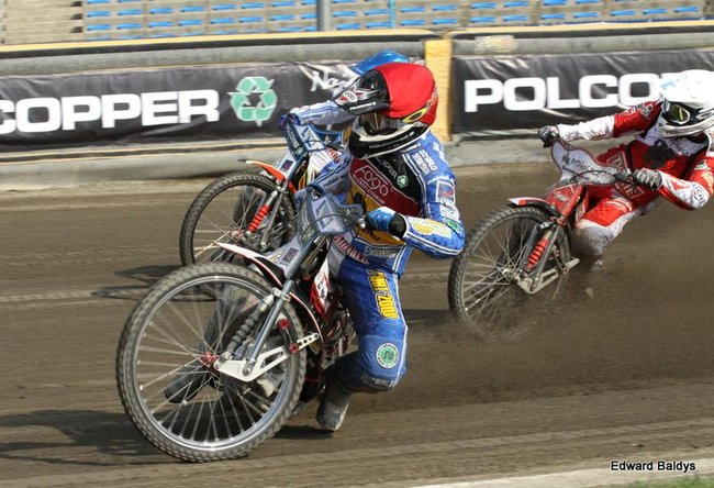 Pewne zwycięstwo Byków (dużo zdjęć kibiców)