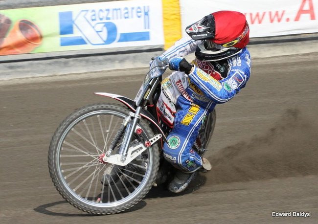 Pewne zwycięstwo Byków (dużo zdjęć kibiców)