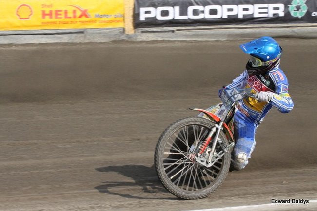 Pewne zwycięstwo Byków (dużo zdjęć kibiców)