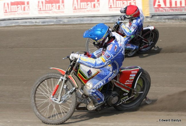 Pewne zwycięstwo Byków (dużo zdjęć kibiców)