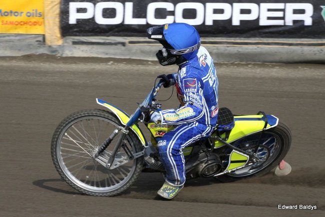 Pewne zwycięstwo Byków (dużo zdjęć kibiców)