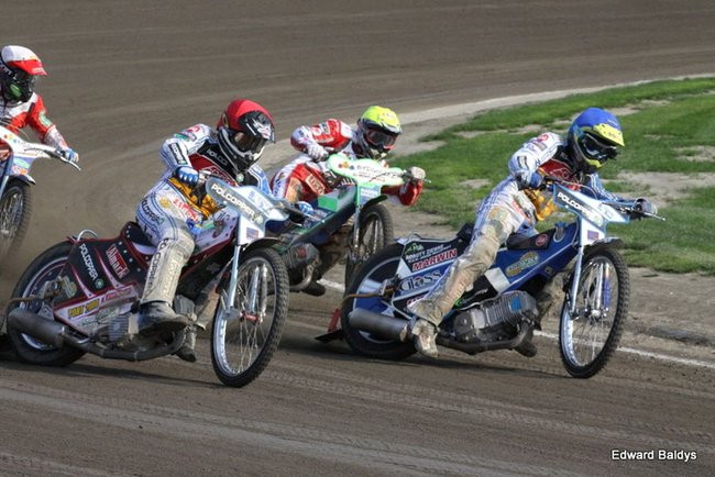 Pewne zwycięstwo Byków (dużo zdjęć kibiców)