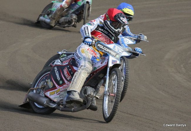 Pewne zwycięstwo Byków (dużo zdjęć kibiców)