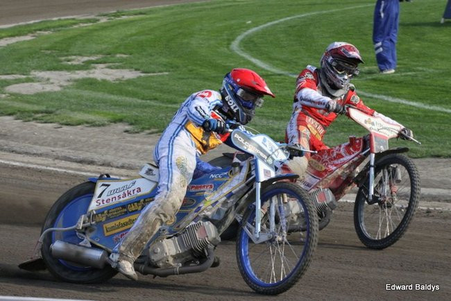 Pewne zwycięstwo Byków (dużo zdjęć kibiców)