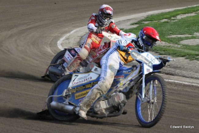 Pewne zwycięstwo Byków (dużo zdjęć kibiców)