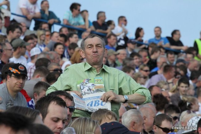 Pewne zwycięstwo Byków (dużo zdjęć kibiców)