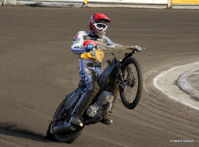 Pewne zwycięstwo Byków (dużo zdjęć kibiców)