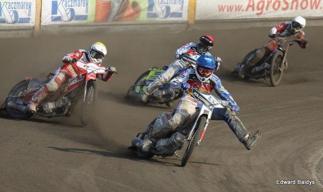 Pewne zwycięstwo Byków (dużo zdjęć kibiców)