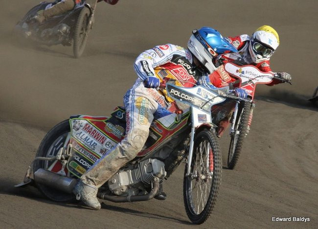 Pewne zwycięstwo Byków (dużo zdjęć kibiców)