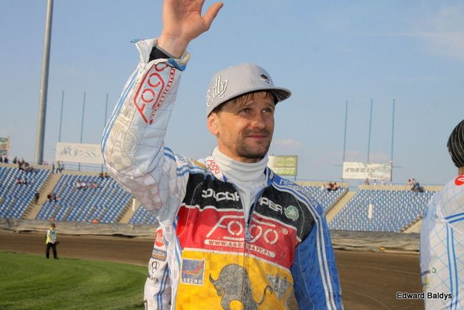 Pewne zwycięstwo Byków (dużo zdjęć kibiców)