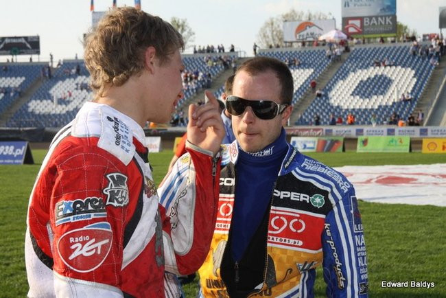 Pewne zwycięstwo Byków (dużo zdjęć kibiców)