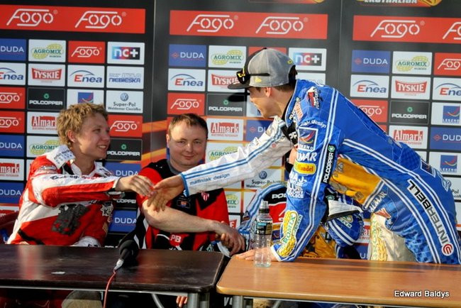 Pewne zwycięstwo Byków (dużo zdjęć kibiców)