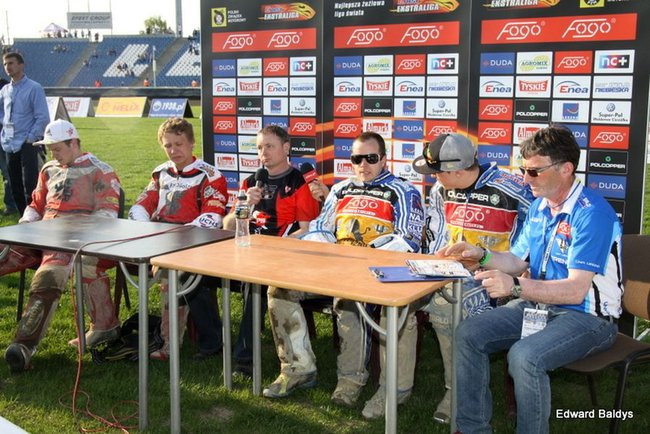 Pewne zwycięstwo Byków (dużo zdjęć kibiców)