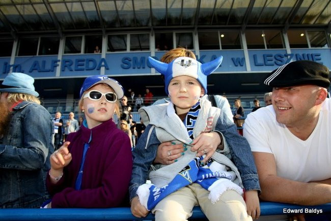 Pewne zwycięstwo Byków (dużo zdjęć kibiców)