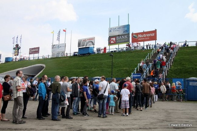 Pewne zwycięstwo Byków (dużo zdjęć kibiców)