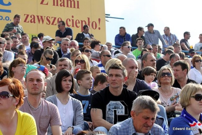 Pewne zwycięstwo Byków (dużo zdjęć kibiców)