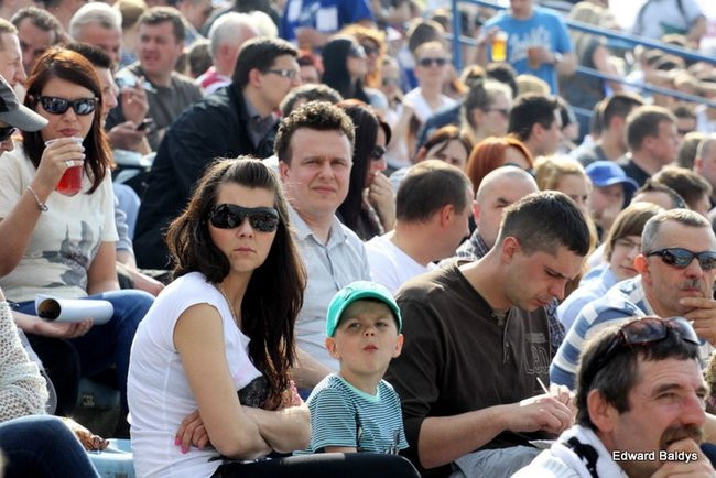 Pewne zwycięstwo Byków (dużo zdjęć kibiców)