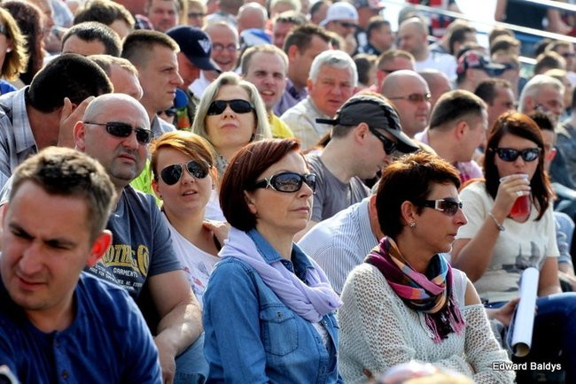 Pewne zwycięstwo Byków (dużo zdjęć kibiców)