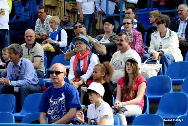 Pewne zwycięstwo Byków (dużo zdjęć kibiców)