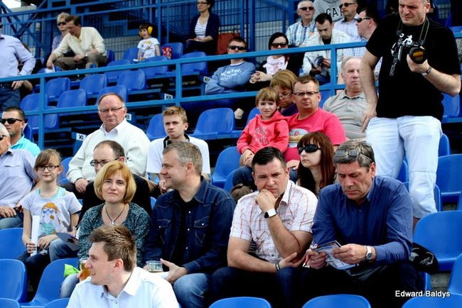 Pewne zwycięstwo Byków (dużo zdjęć kibiców)