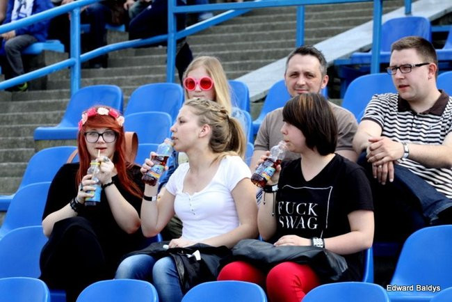 Pewne zwycięstwo Byków (dużo zdjęć kibiców)