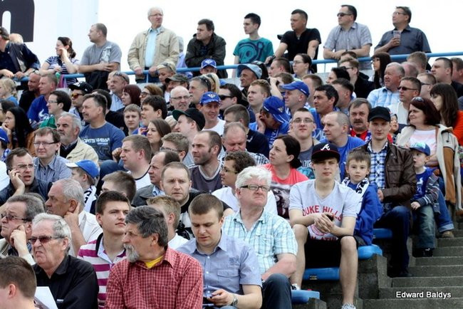 Pewne zwycięstwo Byków (dużo zdjęć kibiców)