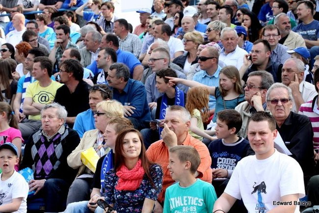 Pewne zwycięstwo Byków (dużo zdjęć kibiców)