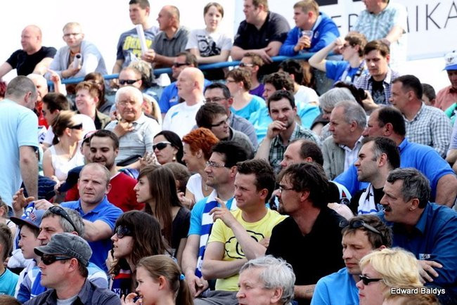 Pewne zwycięstwo Byków (dużo zdjęć kibiców)