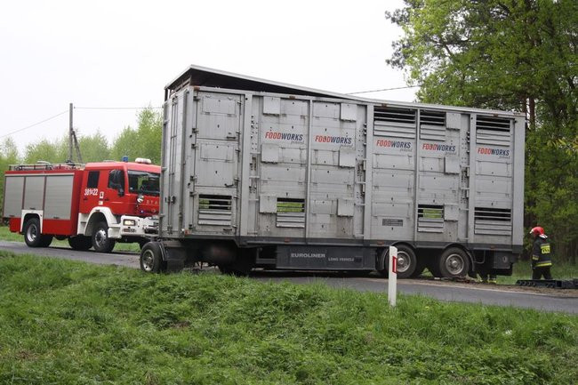 Ciężarówka zatarasowała drogę do Góry (zdjęcia)