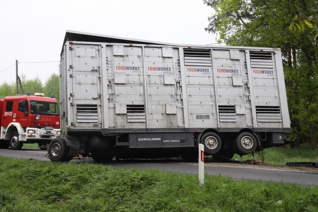 Ciężarówka zatarasowała drogę do Góry (zdjęcia)