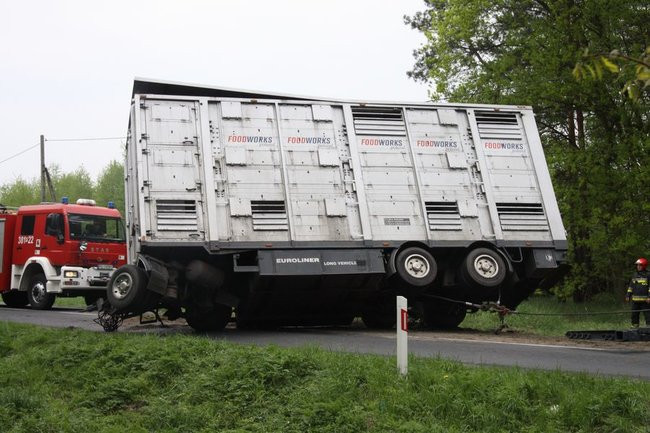 Ciężarówka zatarasowała drogę do Góry (zdjęcia)